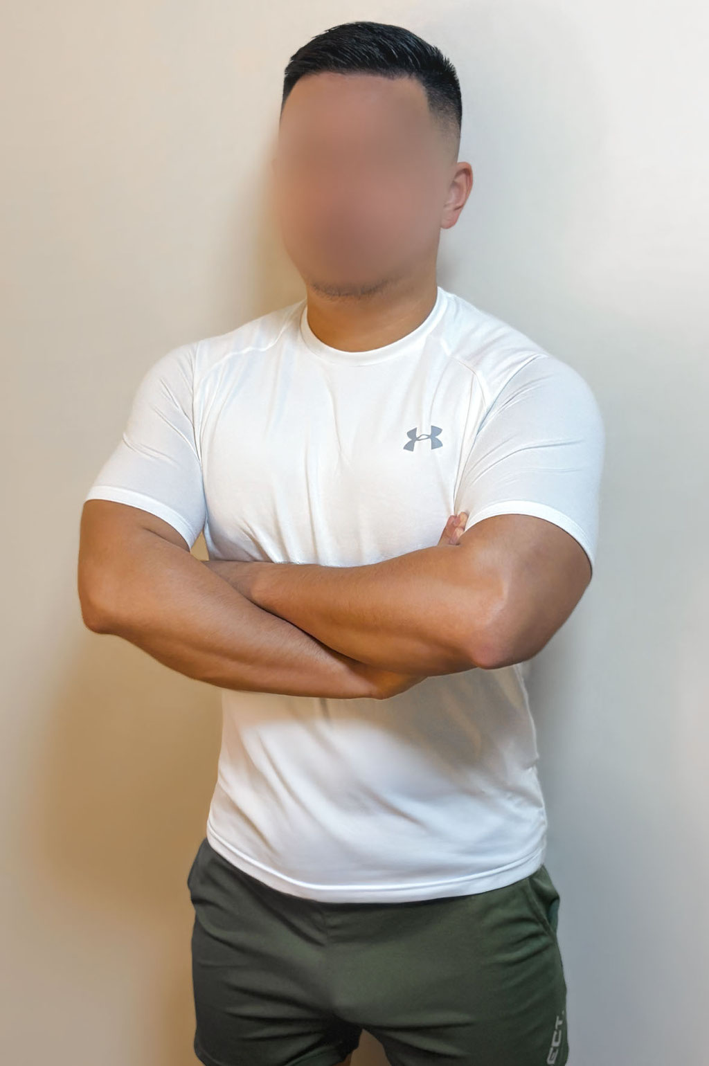 腕を組む男性施術師のイメージ